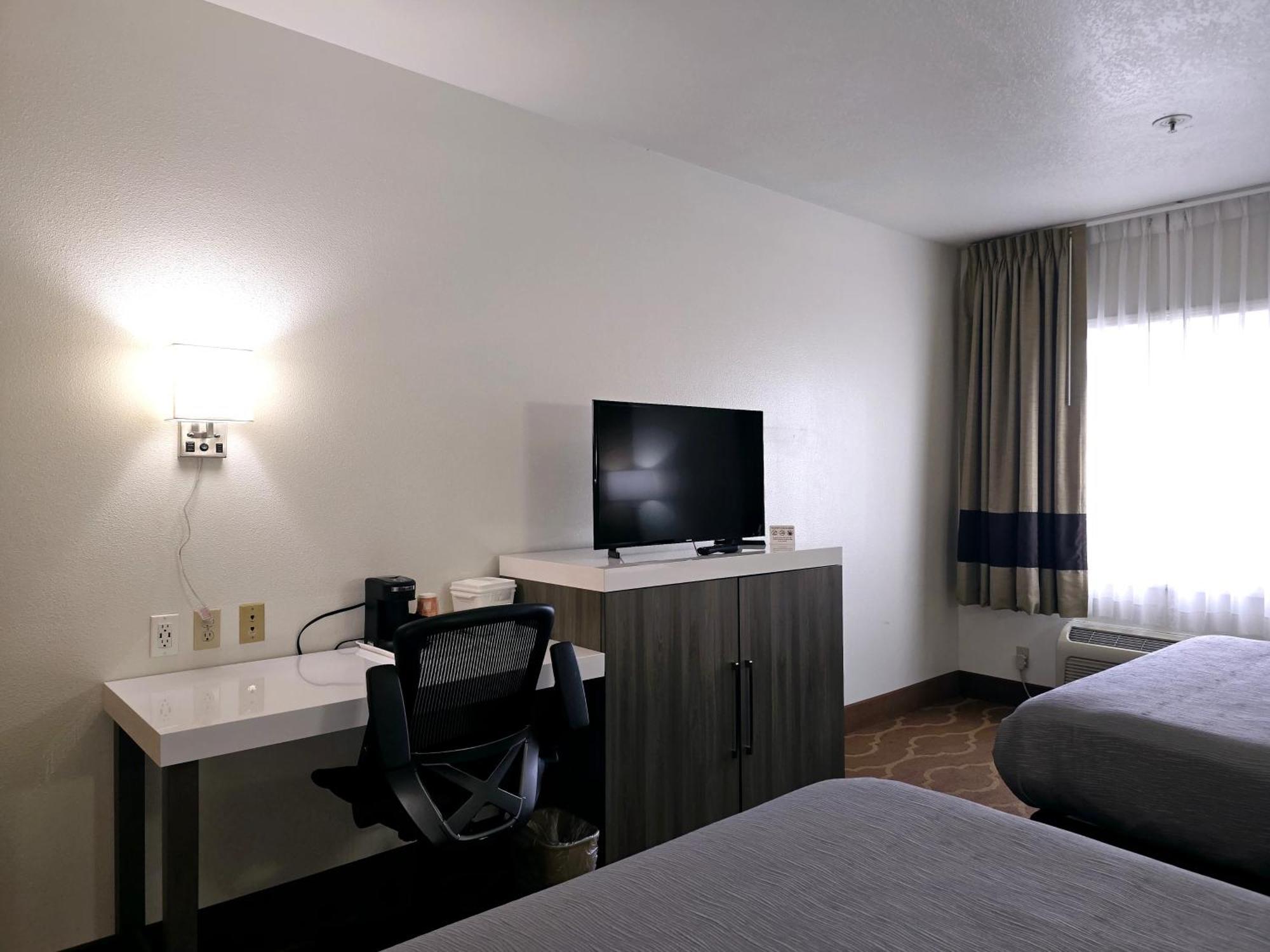 Quality Inn & Suites Longview Kelso Bagian luar foto